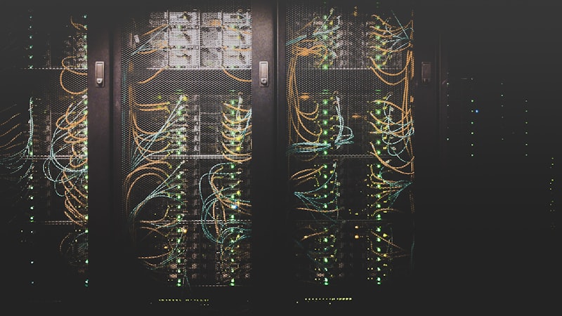 数据中心服务器机房内部全景，展示现代科技基础设施